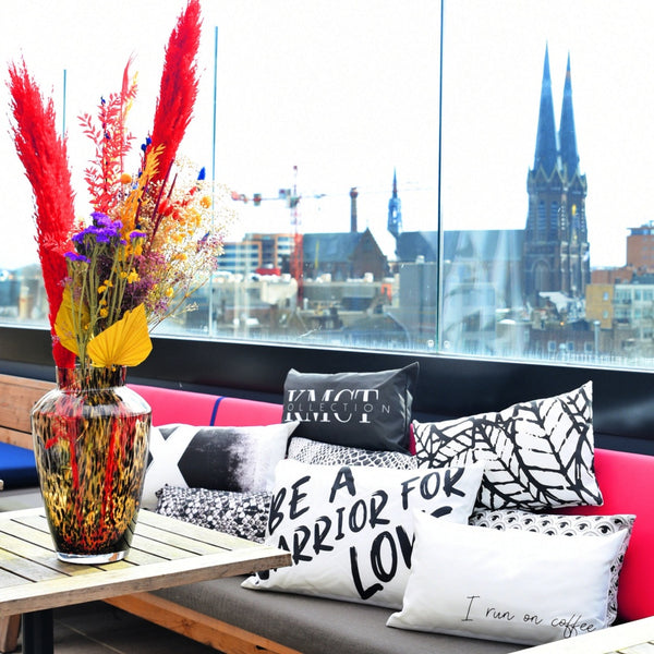Outdoor sierkussen 'Coffee & Lipstick'